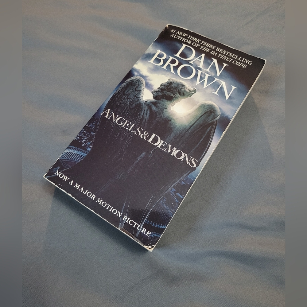✨️3/$15✨️ Angels & Demons Paperback Book By Dan Brown